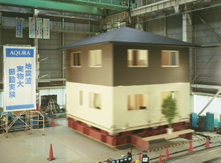 耐震等級3の建物震度7クラスの地震波で3回実施